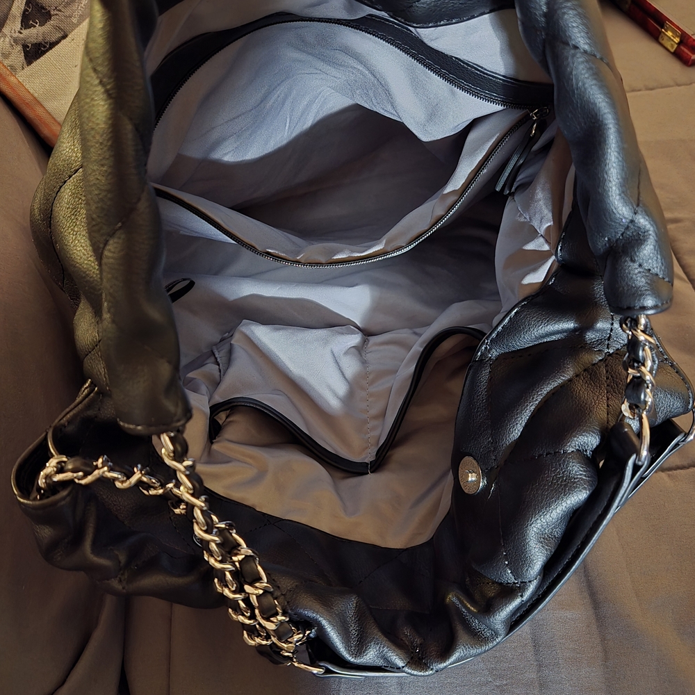 Elegant Black Quilted Shoulder Bag - Picture 4 of 4